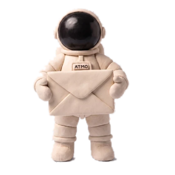Mascotte cosmonaute Atmo Assurances en pâte à modeler tenant l'enveloppe de votre message